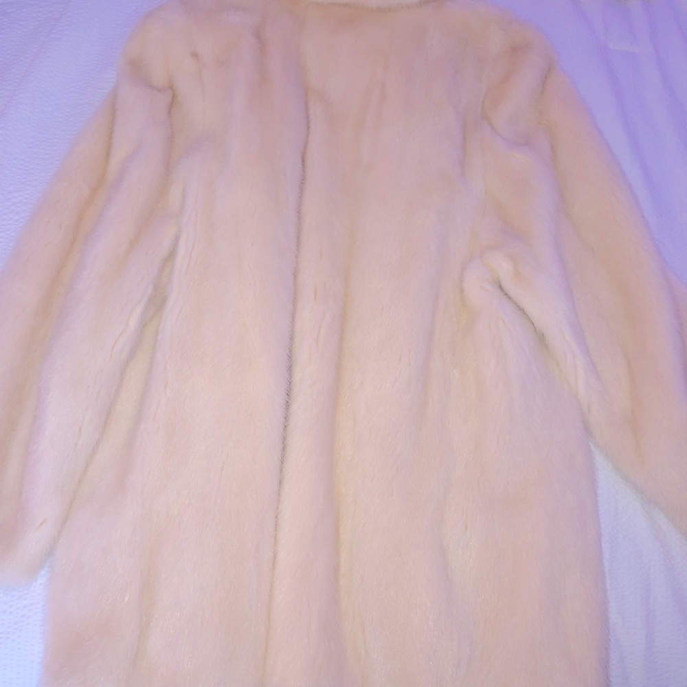 Fur mink coat ultra warm. No visible buttons discreet hooks.